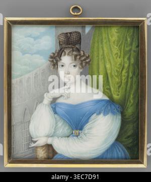 Porträt von Frau Radwanowa, geb. Kwiatkowski, Pritwitz fl. CA. 1832. Maler: Amateur. Betrifft: Junge Frau, sitzend, hüftlang, Dreiviertel links. Graublondes Haar in röhrenförmigen Locken auf beiden Seiten, Chignon oben gehalten von Kamm und Korb. In einem blauen Kleid mit fantastischem Schnitt, weißen Ärmeln, weißem Handschuh auf der rechten Hand. Hintergrund: Hellgrüner Vorhang, Architektur und Himmel mit Wolken. Mittel: Miniatur. Datum: 1832. Maße: Höhe 11,0 cm, Breite 10,2 cm. Motive/Motive: Porträt, weibliches Porträt, Innenausstattung, Kleider, Frisuren, Porträts und Dreiviertel, fremde Miniaturen, Stockfoto