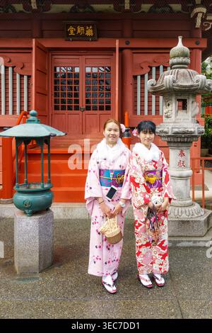 Mädchen gekleidet in Kimono, Senso Ji Tempel, Asakusa, Tokio, Kanto, Japan Stockfoto