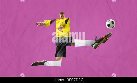 Fußballspieler, der Ball in gelber Uniform Collage auf rosa strukturiertem Hintergrund tritt Stockfoto