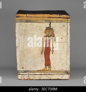 Kanopenkasten, Söhne des Horus Mythologie, Falken, Schakale, Isis Mythologie, Nephthys Mythologie, Grabbeigaben, ägyptische Gottheiten, ca. 747–656 v. Chr.; Dritte Zwischenperiode, 25. Dynastie, Ägypten, Canopic Box, Höhe 28,5 cm, Breite 22 cm, Tiefe 29 cm, abgebildet ist eine rechteckige Holzkiste mit Scharnierdeckel, deren Oberfläche lackiert und abgenutzt ist. Auf der Vorderseite befindet sich eine bemalte Figur im Profil, die ein langes rotes Kleidungsstück und einen Kopfschmuck trägt. Die Hauttöne sind gelblich-ockerfarben und die Haare in dunklerem Braun. Der Hintergrund des Panels ist eine cremefarbene oder cremefarbene Farbe mit sichtbarer Holzstruktur und Bereichen mit Distress, und Stockfoto