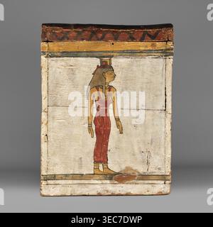 Kanopenkasten, Söhne des Horus Mythologie, Falken, Schakale, Isis Mythologie, Nephthys Mythologie; Grabbeigaben, ägyptische Gottheiten; ca. 747–656 v. Chr., Dritte Zwischenperiode, 25. Dynastie, Ägypten; Canopic Box; Höhe 28,5 cm, Breite 22 cm, Tiefe 29 cm, eine gemalte Holztafel, die eine stehende Menschenfigur im Profil nach rechts zeigt, trägt ein langes rotes Gewand und einen gelben Hautton, mit langen dunklen Haaren und einem kleinen rechteckigen Kopfschmuck; die Figur ist in dunklen Linien umrissen und steht auf einem schmalen horizontalen Band in der Nähe des Unterteils. Der Plattenhintergrund ist cremefarben mit sichtbaren Holzmaserungen und abgenutzten Bereichen, und Stockfoto