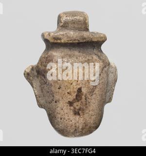 Amulett - Herz IB; Amulett IB in Form eines Herzens mit Anhänger an der Spitze; Hersteller, Materialien nicht spezifiziert; Funktion: Amulett Grabbeigaben, Körperteil Amulett; Stil: Scen.Gal.EG; Datum: 664–332 v. Chr., späte Periode, Ägypten; Abmessungen: Höhe 2,3 cm, Breite 1,7 cm., das Bild zeigt ein kleines gerundetes Objekt mit einer strukturierten Oberfläche, die abgenutzt und unregelmäßig in der Form erscheint; seine Farben umfassen Beige-, Braun-, hellbraune und dunklere braune Flecken, mit einigen Bereichen in Grautönen. Das Objekt hat eine schmale Oberseite, die zu einem kleinen Rand aufleuchtet, eine bauchige Mitte und einen abgerundeten Boden mit wenigen Überständen Stockfoto