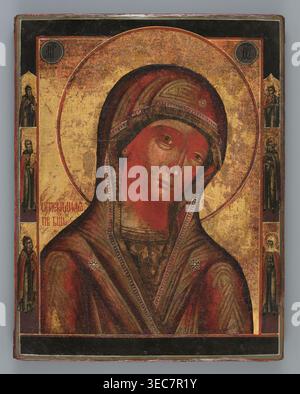Icon: Unsere Lieben Frau von der feurigen Ogniewidnaja, altgläubige Werkstatt, ca. 1850, Wietka; Icon; Höhe 35,5 cm, Breite 27,6 cm, Eine gemalte Tafel, die eine Nahaufnahme einer weiblichen Figur mit geneigtem Kopf zeigt, trägt eine Kapuze in tiefrotem Rot mit dunklerem und hellerem Rot und grünlichen Pinselstrichen, verziert mit kleinen sternähnlichen Motiven und gemusterten Zierleisten; Gesicht und Hals sind in rötlichen Fleischtönen mit subtiler Schattierung und düsterem Ausdruck gemalt, und die Augen sehen leicht nach unten. Hinter der Figur befindet sich ein großer kreisförmiger Halo, der in Gold mit einer strukturierten, altertümlichen Oberfläche versehen ist, die gegen einen steht Stockfoto