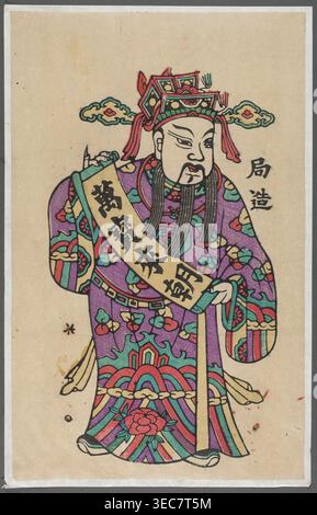 Menshen Gate Guardian, Geschenk, chinesische Kunst, chinesische Kultur, Inschriften, Wärter, Menshen Tor Wächter Ikonographie, Schriftrollen, Nianhua Neujahrsbild, dargestellt als dunkler ziviler Würdenträger mit einer eingeschriebenen Schriftrolle, Anfang des 20. Jahrhunderts, Fengxiang Ursprungsort, grafischer Druck, Höhe 57,0 cm, Breite 35,5 cm, Eine stilisierte Figur mit einem kunstvollen Kopfschmuck und langen fließenden Gewändern steht vor einem schlichten beigen Hintergrund; der Kopfschmuck zeigt geometrische Formen und dekorative wolkenartige Elemente in Rot, grün, gelb und schwarz, während das Gesicht nach unten hängt Stockfoto