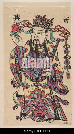 Menshen Torwächter, Geschenk; chinesische Kunst, chinesische Kultur; Nianhua Neujahrsbild mit einem Torwächter, dargestellt als ziviler Würdenträger, der ein verheißungsvolles Zepter und eine Pfingstrosenblüte hält; Anfang des 20. Jahrhunderts, Fengxiang; grafischer Druck; Höhe 51,0 cm, Breite 28,0 cm., Eine farbenfrohe Figur mit einem kunstvollen Kopfschmuck und fließenden Gewändern steht vor einem beigen Hintergrund; der Kopfschmuck und die Gewänder zeigen eine Mischung aus Rot, Lila, Petrol, Grün, Gelb, Rosa, Schwarz und Türkis mit komplizierten Blumen- und Wolkenmustern. die Figur hat einen schwarzen Schnurrbart, einen langen schwarzen Bart und ein gemaltes Gesicht Stockfoto