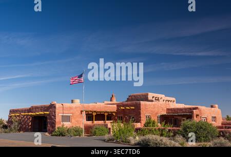 Das im Pueblo-Revival-Stil erbaute Painted Desert Inn unter einem klaren blauen Himmel im Petrified Forest National Park, Arizona, USA Stockfoto