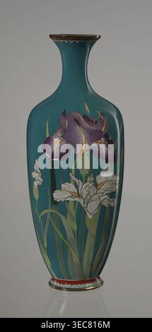Vase, eiförmig eines Paares, schlank auf einem niedrigen ringförmigen Fuß mit schmalem Hals am Rand; Maul- und Klauenrahmen mit Blech. Verziert mit einem Motiv eines blühenden Irisbusches, naturalistisch in verschiedenen Farbtönen dargestellt, mit der yūsen Cloisonné-Emailtechnik vor einem einheitlichen meergrünen Hintergrund ausgeführt. Schmale, farbenfrohe yūsen-Grenzen von kleinen dreieckigen Zikadaflügeln bilden sich um Fuß und Rand. Japanisch, Nagoya; Meiji-Periode, ca. 1900. Gefäß. Höhe 25 cm; Breite 9,7 cm; Tiefe 8,8 cm., Eine hohe Vase mit schmalem Hals und ausgestelltem Rand sitzt auf neutralem Hintergrund, Stockfoto