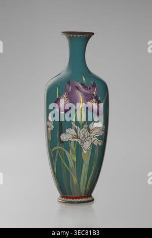 Vase, Ovoid Vase eine aus einem Paar, schlank, auf einem niedrigen ringförmigen Fuß und einem schmalen Hals, am Rand abfackelt. Maul- und Klauenmaul sind mit Blech umrahmt. Mit dem Motiv eines blühenden Irisbusches dekoriert, mit naturalistischer Treue und Aufmerksamkeit auf eine Vielzahl von Farbtönen festgehalten. Das Motiv wird in der Yusen Cloisonné-Emailtechnik ausgeführt und auf einem einheitlichen meergrünen Hintergrund platziert. Um den Fuß und den Rand herum gibt es schmale, farbenfrohe Grenzen, die ebenfalls in der Yusen-Technik hergestellt wurden und aus kleinen dreieckigen Formen bestehen, die als Zikada-Flügel bezeichnet werden. Japanisch, Nagoya; ca. 1900 Meiji-Periode, 1868– Stockfoto