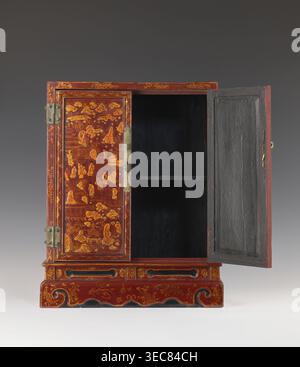 Kabinett, Geschenk; figurative Motive; chinesische Kunst; chinesische Kultur; Möbel mit erhöhtem Relief: Figuren in einer Landschaft und Pflanzenmotive; Höfe- und Genreszenen; Blumenmotive. Doppeltüren; Schrank auf einem Sockel, der unten in der Kontur der Spiralen ausgeschnitten ist; kleines Regal in der Mitte. Beschläge und Scharniere aus Messingblech. Rot-, schwarz- und Goldlack. 1. Hälfte des 20. Jahrhunderts, China. Möbel. Höhe 50,0 cm; Breite 37,0 cm; Tiefe 17,1 cm., Ein Holzschrank mit zwei Türen, eine geschlossen und eine offen, dekoriert mit gemalten Szenen und Mustern in Rot und Gold auf der Stockfoto