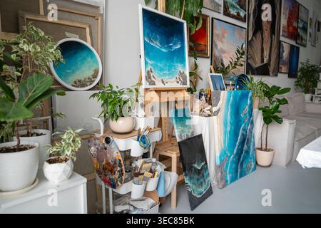 Kreativer Arbeitsplatz im Kunststudio zu Hause, professioneller Arbeitsplatz des Handwerkers, Innenwerkstatt. Stockfoto