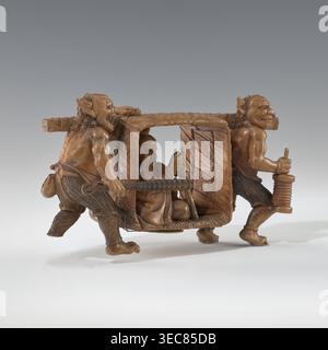 Okimono in Form von Oni und Shôki, Japanisch, Meiji 1868–1912, Anfang des 20. Jahrhunderts, Thema: Mythologie/Dämonen Shôki, Skulptur okimono, Materialien unspezifiziert, Maße: Höhe 9,1 cm, Breite 16,0 cm, das Bild zeigt eine geschnitzte braune Holzskulptur, die einen überdachten Palanquin darstellt, der von einer Gruppe von Figuren getragen wird; das Palanquin hat ein strukturiertes Dach und gemusterte Seiten und enthält eine sitzende Figur mit Bart und einem abgerundeten Hut, der ein kleines Objekt hält, während zwei groteske, muskulöse Träger mit überspitzten Gesichtszügen, spitzen Ohren und lockigen Haaren auf beiden Seiten laufen, einer mit gerillten Stangen Stockfoto