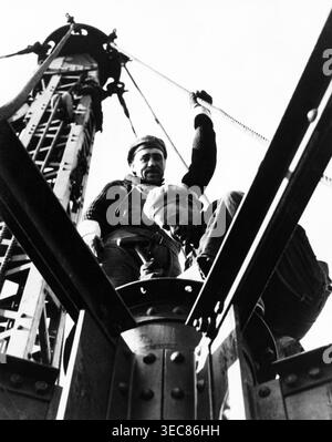 Dieses berühmte Schwarzweiß-Foto von Lewis Hine aus dem Jahr 1931 zeigt zwei Bauarbeiter, die als McClain Brothers identifiziert wurden, hoch oben auf Stahlträgern während des Baus des Empire State Building in New York City. Der niedrige Blickwinkel unterstreicht ihre gefährliche Arbeit und symbolisiert amerikanischen Einfallsreichtum und Ausdauer während der Großen Depression. Stockfoto