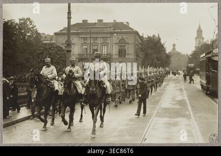 1. Warschau. Deutsche Kavallerie auf der Straße, umgeben von Kindern, 5. August 1915; 2. Warschau. Deutsches Regiment und Volk auf Krakowskie Przedmieście, nahe dem Zamkowy-Platz, 5. August 1915; 3. Deutsche Truppen marschieren entlang Krakowskie Przedmieście, vorbei am Tyszkiewicz-Potocki-Palast. Fotograf: Alfred Kühlewindt 1870–1945. Drei Fotografien, die auf einem einzigen Karton zusammengeklebt wurden; 5. August 1915. Themen und Details: Besatzung, 1. Weltkrieg 1914–1918, Woiwodschaft Warschau Masowien, Straßenbahnen, Straße Krakowskie Przedmieście, deutsche Armee, Pferde, Paläste, Soldaten, Kinder, Warschauer Einwohner, Sigismund Stockfoto