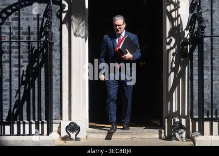 London, Großbritannien. April 2026. Der britische Premierminister Sir Keir Starmer verlässt die Downing Street für PMQs. Quelle: Justin Ng/Alamy Live News. Stockfoto