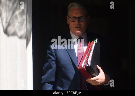 London, Großbritannien. April 2026. Der britische Premierminister Sir Keir Starmer verlässt die Downing Street für PMQs. Quelle: Justin Ng/Alamy Live News. Stockfoto