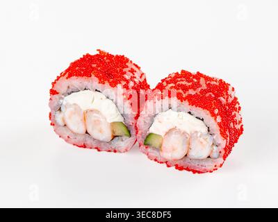 Eine Nahaufnahme von zwei japanischen Sushi-Brötchen mit Garnelen, Frischkäse und Gurke. Beschichtet mit leuchtendem rotem Tobiko-Reh, isoliert auf einem sauberen weißen Hintergrund Stockfoto