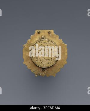 Äquatorialsonnenuhr von Andreas Vogler um 1730–1800. Kreisförmige Augsburger Sonnenuhr mit gewelltem Rand; innerhalb eines Kompasses mit einem drehbaren Stundenkreis und einem gebogenen schwenkbaren Arm mit geographischen Breitengraden. Gravur am Rand mit C-förmigen Abschnitten und stilisierten Akanthusblättern. Graviert auf der Unterseite des Kompassgehäuses: Eleva. Poli. / Korfu 39 Lyon 45 /' Berlinn 53 Cadiv 36 / Lisabon 39 Paris 48 / Colln 521 Reval 61. Made in Augsburg, Deutschland, 3. Viertel des 18. Jahrhunderts; Messinstrument., Ein kleines metallisches Objekt mit dekorativem gewelltem Rand, vorwiegend goldfarben Stockfoto