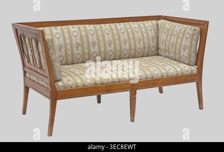 Sofa, unbekannte Herkunft, Biedermeier, epergne Ornament, Klassizismus; gewölbte äußere Beine und gerade mittlere Beine mit einer Nut. Rückenlehne mit zwei horizontalen Leisten, die obere breiter. Durchbrochene Seiten aus einem Motiv von vier Nieren, die durch bogenförmige Mundstangen getrennt sind. Rückenlehne und Seitenpolster sind überlagert; Sitz eingelassen. 1815–1825, Mitteleuropa. Sitzmöbel, H 81 cm x B 157 cm x T 74,9 cm., Holzgerahmtes Zweisitzer mit gemustertem Polstersitz und Rückenpolstern, das Holz ist mittelbraun und der Stoff mit einem gestreiften Blumenmotiv in Beige- und Grüntönen, Stockfoto