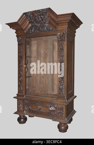 Kleiderschrank, Provenienz, Putti; Barockstil; Wappen; Pflanzendekoration; Löwenmasken; Personifizierungen der Jahreszeiten: Frühling, Sommer, Herbst, Winter; 1710–1730; Gdańsk, Königlich Preußen; Möbelaufbewahrung; Höhe 200 cm, Breite 124 cm, Tiefe 62 cm; das Bild zeigt einen großen geschnitzten Holzschrank, der auf einem hellgrauen Hintergrund steht. Der Schrank besteht aus dunkelbraunem Holz mit einer reichen Maserung und verfügt über kunstvoll geschnitzte Details an der Oberseite, den Seiten und der unteren Vorderseite, einschließlich Blumen- und Scrollmotiven und einem zentralen geschnitzten Wappen am Gesims. Das Innere des Schranks ist sichtbar und Stockfoto