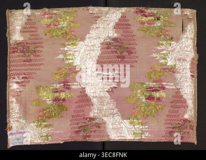 Stofffragment, Seidenfragment mit Blumen- und Spitzenmuster, Mitte des 18. Jahrhunderts, Frankreich; Seide, gemustert; Höhe 54 cm, Breite 39,5 cm, Kantenbreite 0,7 cm., Ein rechteckiges Stück Gewebe mit staubrosa Hintergrund, das ein sich wiederholendes vertikales Muster aus unregelmäßigen blassweißen Bändern und strukturierten dunkelrosa Bereichen zeigt, überlagert mit verstreuten abstrakten Blumenformen in Gelb-Grün und tiefrot, wobei Bereiche mit ausgefransten oder abgenutzten Fäden heller und dunklerer Variationen zeigen, und einen schmalen, dunkleren Rand entlang des äußeren Randes äußeren Randes Bildes; die Gesamtpalette umfasst staubten rosa, blassrosa, blassweißen, Stockfoto