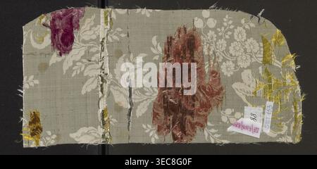 Stofffragment, Seidenstoff aus dem 18. Jahrhundert, Frankreich. Weißer Grosgrain-Hintergrund, angezeigtes Muster und brokadiertes Gewinde. Brokatfäden: celadon, Zitronengelb, Tinte, rosa, orange, blassrosa, verblichene rote trockene rosa Farbe mit Köperbindung; Brokatfäden grün. Motive: blütenzweige, die sich windende S-förmige Ranken bilden; winzige Blüten und Früchte kombiniert mit Blütenzweigen, schwere Blüten mit Blütenkelchen, die Lilien oder Tulpen ähneln; ausdrucksvolle, volle Blüten mit sanfter Umrandung. Höhe 39,9 cm, Breite 19 cm, Ein rechteckiges Stofffragment mit ausgefransten Kanten auf dunklem Hintergrund, das einen zeigt Stockfoto