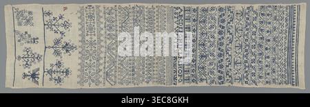 Stickmuster, Sampler mit Kreuzstichmuster aus Trails, Blumensträuchern und Buchstaben. Blaue Stickerei auf weißem Canvas. Bänder aus geometrischen und floralen Ornamenten mit geometrischen Zweigen und Blättern; ein Rand mit mehreren größeren stilisierten Blumenstrauchmotiven. In der Ecke die Silhouette eines Doppeladlers. Zwischen den Bändern, neben verschiedenen geometrischen Blumenranken, ein doppeltes Holbein-Stich-Ornament. 17. Jahrhundert, Schlesien. Stickerei auf Stoff; Höhe 81,5 cm, Breite 23 cm, rechteckiges, flach liegendes Stück Stoff mit einer Hintergrundfarbe in cremeweiß oder Beige und detaillierter Stickerei Stockfoto