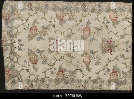 Fragment eines Stoffes in Form eines Wandteppichs oder einer Serviette; Fragment eines französischen Seidenstoffes aus dem 18. Jahrhundert mit weißem Gros de Tours Hintergrund, angereichert mit kleinen Brokatliseren in bunten Fäden. Muster brokiert mit Gold, blassrosa bis rot, grasgrün, himmelblau, dunkelblau, burgunderrosa. Webkante, Stoffbreite und Muster beibehalten. Abmessungen: 86 cm Höhe; Stückbreite 54,5 cm berichtet 32,5 x 53; Rahmenbreiten 0,4 + 0,3 cm., Ein rechteckiges Stück Stoff mit einem hellbeigen Hintergrund bedeckt mit einem Blumenmuster mit einigen großen Rosen in gedämpftem Rosa und Rot, mehrere Stockfoto