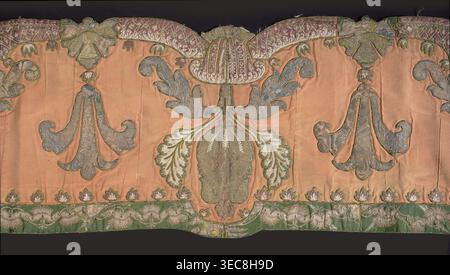 Lambrequin. Fragment eines Lambrequins aus purpurrotem Seidengrosgrain, genäht mit Fragmenten gemusterter Seidenstoffe in Grün und Braun. Dekoriert mit Palmettenmotiven, großen gezackten Blättern und kleinen Blättern entlang der Ränder. Die Kanten des Lambrequins sind sanft gezackt. Seidenfutter. Anfang des 18. Jahrhunderts. Stickerei Polen, Stoff Frankreich. Material: Seide. Maße: Höhe 41 cm, Breite 214 cm., Klassifizierung: Dekorativer Stoff / Lambrequin., dekorative Textilplatte mit pfirsichfarbenem Hintergrund mit einem zentralen Blumenmotiv in Grün und Blau mit hellgrünem und weißem Blatt Stockfoto