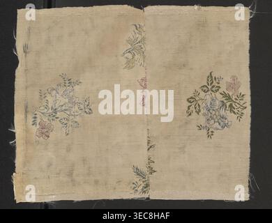 Stofffragment, Bruchstücke aus Seidenmuster mit konserviertem Webrand; Blumenstraußmotive brokiert mit bunten Fäden blassrosa, dunkelrosa, Pflaume, hellgrün, weiß, blau, Zitrone, Creme, olivgrün auf weißem Grosgrain-Webhintergrund. Rahmenbreite: 0,4 cm. Motivhöhe: 7,4 cm. 18. Jahrhundert, Frankreich. Höhe 23,5 cm, Breite 28,8 cm., Ein rechteckiges Stück Gewebe mit einem hellbeigen Hintergrund, flach vor dunklem Hintergrund, mit ausgefransten Kanten und einer zentralen vertikalen Naht; mehrere Blumenstickmotive sind zu sehen, darunter ein Cluster mit blauen und grünen Blättern und ein Stockfoto