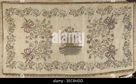 Kilim, Hofkilim, 2. Hälfte des 18. Jahrhunderts, Polen. Gewebter Dekostoff, Höhe 196 cm, Breite 392 cm. Hofkippe mit einem großen Korb in der Mitte auf einem dekorativ vervielfaßten Boden mit Blumen auf langen Ästen mit fliegenden Insekten. Der Korb ist von vier großen Blumensträußen umgeben, die diagonal platziert sind. Die Kante bildet eine Ranke mit tiefen Biegungen, die durch ineinander verflochtene Blütenzweige entstehen. Farben: Weiß, Olivgrün, Magenta und Blau. Themen: blumenmuster, Korb mit Blumen, Blumensträuße; Funktion: Inneneinrichtung., Ein rechteckiges Textil mit einem Stockfoto