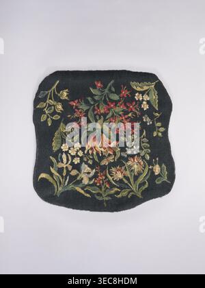 Wandteppiche, Design: Blätter, Blumenschmuck, Stoffe, Innendekoration, Inneneinrichtung, dekorative Stoffe, Blumen, Blumensträuße, Wandteppiche. Ein Sitz: Blumenstrauß aus Maiglöckchen des Tals in der Mitte mit Zweigen anderer Blumen, darunter Tulpen. b Rückenlehne: lilienblüten in der Mitte mit Zweigen anderer Blüten, einschließlich Iris. Farben: Dunkelgrün. Datum: 1. Hälfte des 20. Jahrhunderts. Ursprungsort: Wien. Materialien: Stoffe. Maße: Höhe 68 cm, Breite 72 cm, dunkles rechteckiges Textil mit abgerundeten Ecken liegt flach vor einem hellen Hintergrund, mit Stockfoto