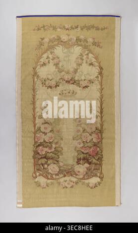 Zierteppich, Anfang des 19. Jahrhunderts, Aubusson. In der Mitte eine Arkade aus Palmenzweigen, an den Seiten hoch blühende Blumenschweine, an der Spitze Rosengirlanden. Kein Rand. Farben: Hellgrün, weiß und rosa. Materialien: Stoff. Maße: Höhe 290 cm, Breite 158 cm, rechteckiges Textil mit beigefarbenem Hintergrund und schmalem, cremefarbenem Rand, verziert mit einem vertikalen ovalen Bogen aus Blumenstickerei. Die Stickerei zeigt eine Gruppe von Rosen und grünen Weinstöcken in Rosa-, blassrosa- und gedämpften Rottönen, mit Blättern in verschiedenen Grün- und bräunlich-grünen Tönen. Der Bogen ist von Slender eingerahmt Stockfoto