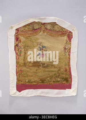 Wandteppiche, Design: Blumen, Blumenschmuck, Jungen, Pastoralszene mit herabhängenden Vorhängen und Blumen herum; Figur mit Frack. Materialien: Stoffe. Farben: Creme, Pink, Himmelblau, Ocker, Beige, hellgrün und rot. Datum: Nach Mitte des 18. Jahrhunderts. Mögliche Ursprünge: Aubusson oder Beauvais. Abmessungen: Höhe 69 cm, Breite 57 cm. Herkunft unbekannt. Ein abgerundetes rechteckiges Textil mit abgerundeter Oberseite wird auf einem hellgrauen Hintergrund gezeigt; das Textil zeigt eine zentrale verblasste Szene in Beige und Braun mit Spuren von Blau und Rot in der Mitte, umgeben von ausgefransten Bereichen und lose Stockfoto