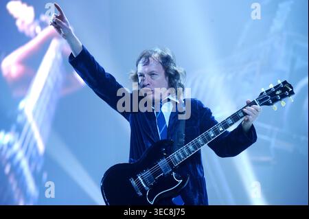 Angus Young tritt am 6. November 2009 mit AC/DC im Frank Erwin Center in Austin, Texas auf. (Foto: John Anderson/The Austin Chronicle) Stockfoto