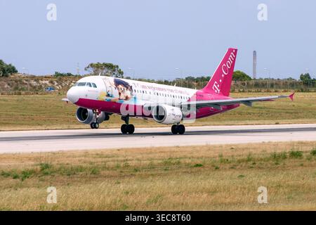 Germanwings Airbus A319-112 (REG: D-AKNR) in Sonderfarbschema www.t-com.de, Start von Start- und Landebahn 31. Stockfoto