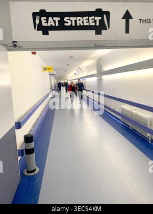 Außenansicht des Northampton General Hospital UK mit Besuchern und Rollstühlen Zugang sichtbarer Haupteingang neues Gebäude Zebraüberquerung Stockfoto