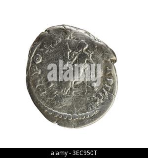 Denar von Antoninus Pius (86–161; römischer Kaiser 138–161). Vorderseite: Laureate-Büste des Kaisers nach rechts, Legende NINVS AVG PIVS PP IMP, Perlenrand. Reverse: TR POT XX C O S IIII; Ceres saß nach links, hielt eine Taschenlampe in der rechten Hand und Maisohren in der linken, Perlenrand. Roman, 156–157 CE; Rom. Münze; Gewicht 2,72 g; Achse 180°., Ein abgetragenes rundes metallisches Objekt mit unebenem Rand, hauptsächlich silbergrau in der Farbe, mit einigen dunkleren Graubereichen und kleinen Anklängen grünlicher Flecken, mit flachen erhöhten und vertieften strukturierten Markierungen auf der Oberfläche und einem gewellten Rand in der Nähe des Stockfoto