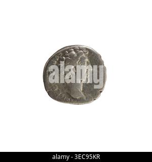 Denar, Antoninus Pius (86–161; römischer Kaiser 138–161), Vorderseite: Kopf von Marcus Aurelius (Thronfolger; 138–161) rechts, Legende RELIVS AES; Rückseite: Felicitas steht nach links, hält einen Caduceus in der rechten Hand und ein Zepter in der linken, lehnt sich an eine Säule, Legende TR P I II; Kaiserbüsten, Caduceus (Attribut), Zepter (Attribut), Felicitas (Personiitas; Felicitas (Personalisierung); Felicitas römische Münze, 156–157 CE, Rom, Gewicht 3,58 g, Achse 180°, eine getragene kreisförmige Münze mit einem außermittigen Profil einer Person, die nach rechts zeigt, lockiges Haar und einen kurzen Bart zeigt, zentriert auf weißem Hintergrund; die Münze Stockfoto