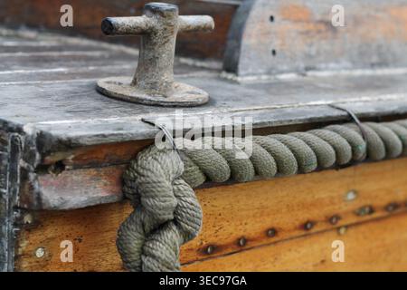 Verwitterter Mauerspoller Und Seil Stockfoto