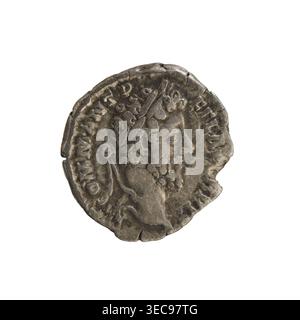 Denar von Commodus (Regierungszeit 177–192). Vorderseite: Kopf des Kaisers rechts mit Lorbeerkranz; Legende: „COMM ANT P FEL A“ (Perlenrand). Rückwärts: Felicitas steht links, hält eine Patera in der rechten Hand und ein Zepter in der linken Hand; Legende: PVBLIC FEL PM, RP XII, MP V, II COS V (Perlenrand). Hortenfunde aus Golub; kaiserliche Büstenikonographie. Römisches Reich, 186–187 n. Chr. Silbermünze (Denar), Gewicht 3,31 g, Achse 180°., Eine einzelne runde Münze mit unebenem Rand, hauptsächlich grau und mit dunkleren und helleren Graubereichen getarnt, mit einem erhöhten Profil eines nach rechts mit Locken gerichteten bärtigen Mannes Stockfoto
