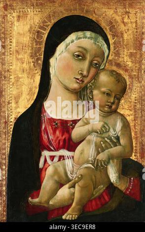 Matteo di Giovanni – Madonna und Kind (15. Jahrhundert), Tempera auf Platte. Italienisches Renaissance-Gemälde mit der Darstellung der Jungfrau Maria und des Kindes in raffinierter sienesischer Hingabe | ArchiVerse: Religiöse Kunst Stockfoto