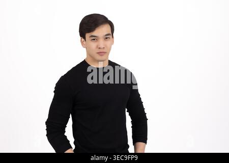 Junger Mann in schwarzem Pullover, der nachdenklich in die Kamera schaut Stockfoto