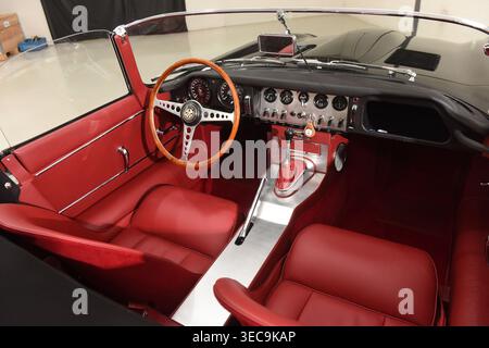 Jaguar E-Type Sportwagen mit rotem Lederinnenraum und Holzlenkrad. Stockfoto