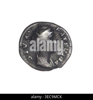 Denar von Antoninus Pius (Regierungszeit 138–161), ausgestellt nach 141. Vorderseite: Büste von Faustina dem Älteren in Vorhängen nach rechts, Legende DIVA FAVSTINA. Rückwärts: Juno verhüllt, stehend frontal mit nach links gedrehtem Kopf, rechte Hand hochgehoben, mit einem langen Zepter in der linken Hand; Legenden A · AS. Römisches Reich, Rom. Münze; Silber. Durchmesser 16,0–17,5 mm, Gewicht 2,91 g, Achse 180°, Ein runder metallischer Gegenstand mit abgetragener, unebener Oberfläche, der ein erhöhtes Profil einer nach rechts gerichteten Person zeigt; das Profil enthält Gesichtszüge, Haardetails und einen Ausschnitt. Das Objekt hat einen unregelmäßigen Rand mit einigen erhöhten Formen Stockfoto