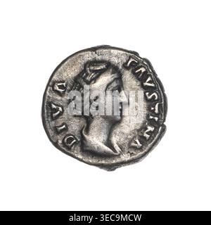 Denar, posthume Ausgabe für Faustina den Älteren (98–141; römische Kaiserin 138–141), herausgegeben unter Antoninus Pius (86–161; römischer Kaiser 138–161). Vorderseite: Büste von Faustina I. in Vorhang nach rechts, Inschrift DIVA · FAVSTINA; umgekehrt: Ceres steht links, hält eine lange Fackel in der rechten Hand und hebt den Saum ihres Gewandes mit der linken, Inschrift A · VG · VSTA. Nach 141 wurde das Römische Reich (27 v. Chr.–476), Rom. Münze; Silber; Gewicht 3,30 g; Durchmesser 18,0–18,5 mm; Achse 15°, eine runde Metallic-Münze mit abgenutztem und unebenem Rand, die ein erhöhtes Profil des Kopfes einer Person zeigt, die nach rechts zeigt, mit Details Stockfoto