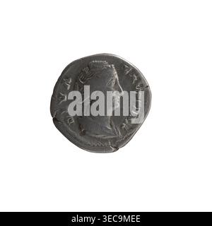 Denar, posthume Ausgabe für Faustina den Älteren (98–141; römische Kaiserin 138–141) und Antoninus Pius (86–161; römischer Kaiser 138–161), ausgestellt unter Antoninus Pius. Vorderseite: Büste von Faustina I. im Vorhang nach rechts, Inschrift DIVA·F. Rückwärts: Providentia steht links, hält einen Globus in ihrer ausgestreckten rechten Hand und einen windgepeitschten Schleier, Inschrift PROVIDENTIA (AETER NITAS). Nach 141 n. Chr., Römisches Reich (Rom). Silbermünze; Durchmesser 18,0 mm, Gewicht 2,52 g, Achse 180°., Ein runder metallischer Gegenstand mit abgenutzter Oberfläche, der ein erhöhtes Seitenprofil einer Person zeigt; das Objekt ist hauptsächlich grau mit dunklerem Stockfoto