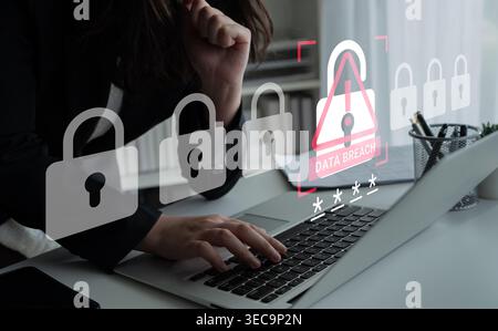 Das Bild zeigt eine Frau, die an einem Laptop mit digitalen Sicherheitssymbolen arbeitet, und hebt kritische Bedenken bezüglich Datenmissbrauch und der Notwendigkeit von cyb hervor Stockfoto