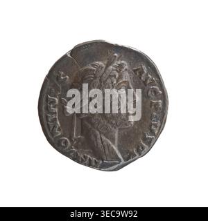 Denar von Antoninus Pius (86–161; römischer Kaiser 138–161). Vorderseite: Kopf von Antoninus Pius in einem Lorbeerkranz nach rechts, Inschrift ANTONINVS·AVG·PVS·PP. Rückwärts: Liberalitas steht links, hält einen Abakus in der rechten Hand und einen Kornukopia in der linken Hand, Inschrift TR·P·COS·IIII (Legende enthält LIB·IIII). Personifikationen: Liberalitas mit Abacus und Cornucopia; Motive: Cornucopia. Datum/Stil: Römisches Reich, 145–161 n. Chr. Münze: Rom; Silberdenar; Durchmesser 17,0–17,5 mm; Gewicht 2,90 g; Achse 195°; eine runde Metallmünze mit einer abgenutzten Oberfläche, die ein geprägtes Profil einer Person zeigt, die dem Gesicht gegenübersteht Stockfoto