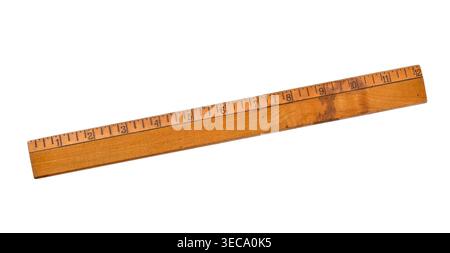 Ein altes Holzlineal mit Inch-Markierungen, die Gebrauchsspuren und Patina zeigen. Klassisches Messwerkzeug isoliert auf weißem Hintergrund mit nostalgischer Vinta Stockfoto