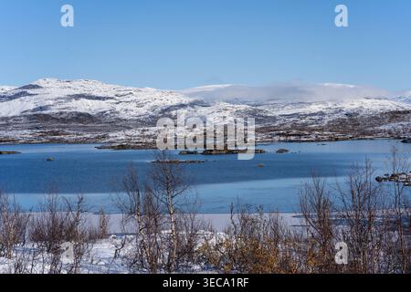 Tornetrask See und schneebedeckte Berge im Abisko Nationalpark, Schweden Stockfoto